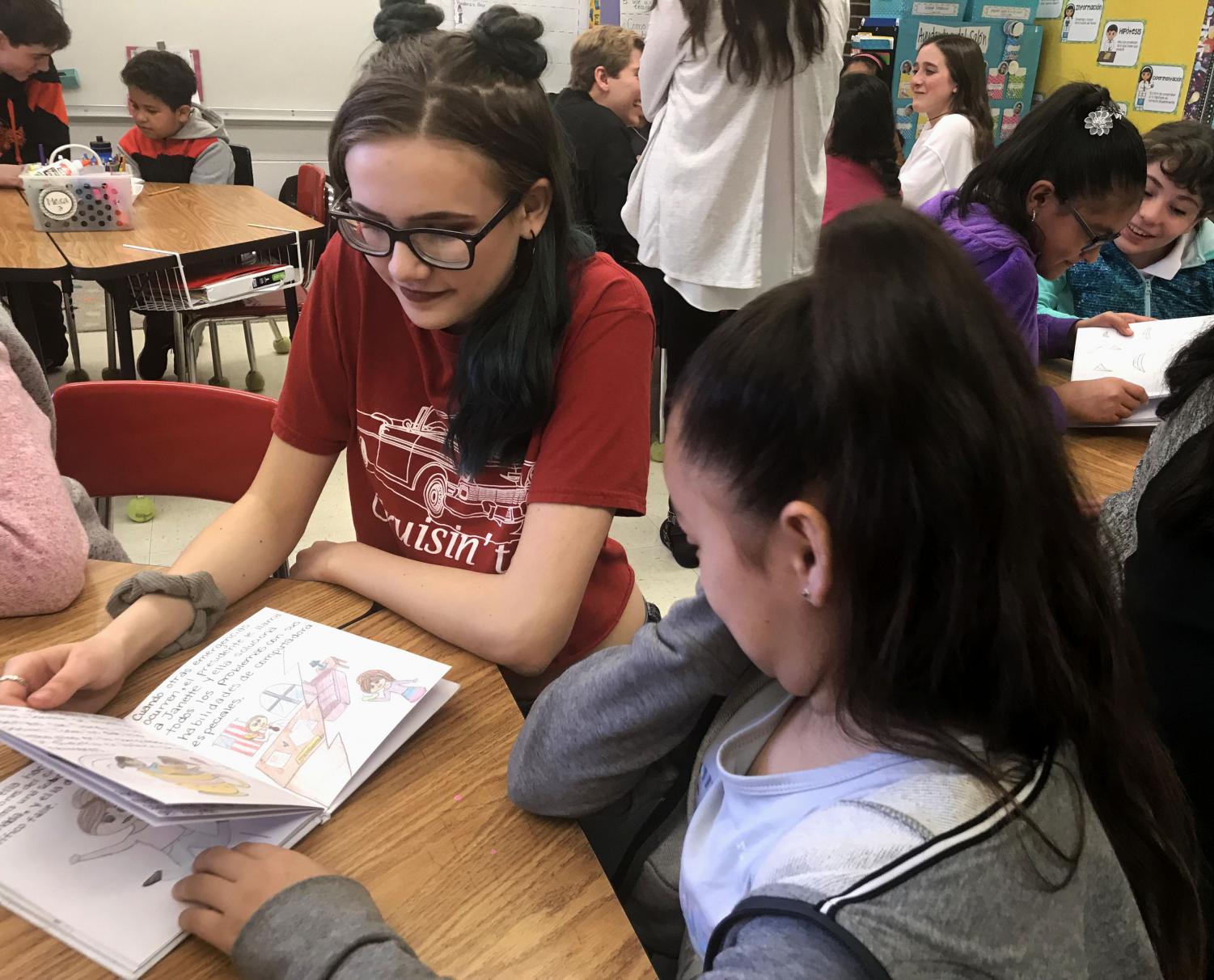 Spanish class presents final books to elementary students – Drops of Ink